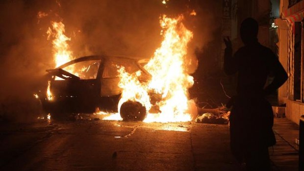 Redazione di Operai Contro, grande manifestazione ad Atene in memoria di Alexis Grigoropulos, il ragazzo ucciso sei anni fa da un agente, La polizia dei padroni Greci ha comunicato di aver arrestato più di 600 persone. la polizia è intervenuta con idranti e gas lacrimogeni, quando la manifestazione si è avvicinata alla sede del Parlamento dove Molti manifestanti si sono difesi con Molotov e pietre, mandando in frantumi vetrine di negozi e distruggendo infrastrutture a fermate di autobus. Scontri sono avvenuti anche a Salonicco, seconda città della Grecia dove hanno sfilato circa 6.000 giovani. Manifestazioni si sono svolte anche in […]