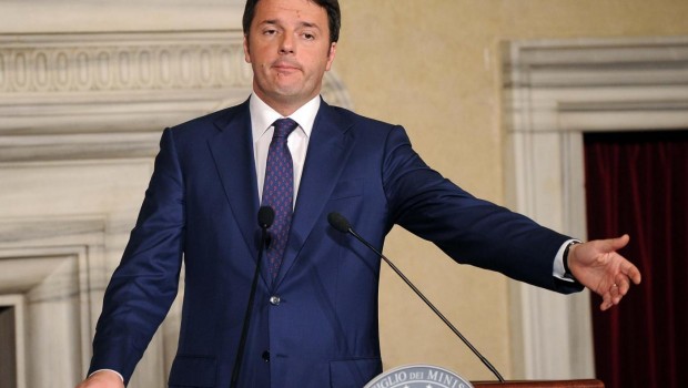 di Marco Lillo | 2 dicembre 2014 Matteo Renzi ha sbagliato mira. Nel Jobs act il premier ha puntato l’articolo 18 rendendo più facili i licenziamenti, poi ha sparato sull’articolo 4, permettendo il controllo a distanza e infine ha dato una botta all’articolo 13 per facilitare il demansionamento. Però, guarda caso, non ha sfiorato l’articolo 31 dello Statuto dei lavoratori che riguarda i politici e un politico in particolare: Matteo Renzi. Se ci fosse ancora una sinistra, se il M5S fosse un movimento di opposizione e non una fabbrica di espulsioni, se i giornali facessero il loro mestiere, Renzi […]