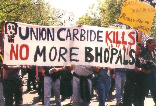 Redazione di Operai Contro, fate bene a denunciare gli assassini di operai dei padroni dell’Eternit Sono migliaia le stragi del capitalismo Occorrerebbero volumi su volumi Sempre la magistratura assolve i padroni Sono passati 30 anni dalla strage di Bhopal, in India, avvenuto nella notte tra il 2 il 3 dicembre 1984. 40 tonnellate di isocianato di metile fuoriuscirono dallo stabilimento della Union Carbide, consociata della omologa multinazionale americana, specializzata nella produzione di fitofarmaci. La nube di gas tossici uccise oltre 3 mila persone e avvelenò decine di migliaia di altri lavoratori e residenti. Oggi, a distanza di 30 anni, […]