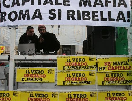 Redazione di Operai Contro, Più si scava sulla cupola della mafia Romana, più si comprende che la mafia Romana è una voragine in cui sono implicati tutti: padroni, delinquenti di professione, politici di tutti i partiti, amministratori,cooperative sociali e non, m,ilitari In ogni caso gli inquisiti non devono preoccuparsi, molto probabilmente saranno assolti, perchè il fatto non costituisce reato Un povero cristo ANSA Altri 6 arresti nell’ambito dell’inchiesta Mafia Capitale. La Guardia di Finanza ha effettuato 6 ordinanze, tre dei destinatari sono appartenenti alla Marina Militare. La tranche dell’inchiesta nell’ambito della quale sono state eseguite le ordinanze riguarda un […]