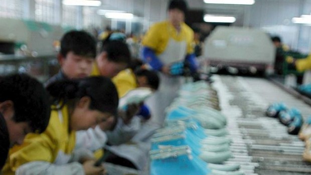 Caro Operai Contro, 16 ore al giorno di lavoro. Un operaio di 48 anni muore per super sfruttamento. Si è saputo solo ora ma il fatto risale a settembre. Renzi capo del governo con l’inganno delle “tutele crescenti”, continua a proteggere i padroni che approfittando di chi ha bisogno di lavorare per mangiare, impongono condizioni che vanno ben oltre le leggi e i contratti. Non di meno Renzi con l‘inganno delle “tutele crescenti”, protegge la complicità degli apparati statali di controllo del lavoro nelle fabbriche, che permettono, condizioni di lavoro di aperta schiavitù. Renzi è come un Pupo Siciliano […]