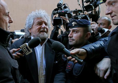 Redazione, sono un 5S. A mio parere è giusto far conoscere cosa sia esattamente il parlamento dei padroni “Votare di notte come i ladri con un presidente del Senato senza dignità un testo con parti addirittura mancanti. Ieri notte e’ andata in onda l’ennesima pagliacciata di una repubblica in mano a golpisti e tangentari”. Lo scrive sul suo blog Beppe Grillo in un post dal titolo ‘Dittatura con la vaselina’. “Il portavoce del M5S Vacciano – si legge nel blog di Grillo – ha chiesto a Grasso questa notte che testo si doveva votare visto che mancavano dei pezzi. […]