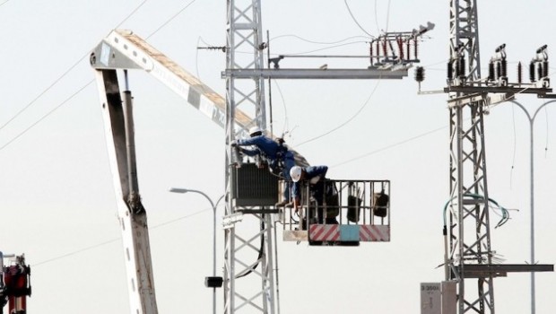 Redazione di OperaiContro, Dopo le proteste interne in Israele per i numerosi tagli allo stato sociale, a seguito delle quali il governo Netanyahu ha dovuto fare una parziale marcia indietro, si somma il clima conflittuale aperto dalle organizzazioni sindacali. Il 23 dicembre sono cominciati scioperi a sorpresa all’interno della IEC (israel electric company) dovuti al mancato accordo tra azienda e sindacati per l’attuazione delle riforme previste, a seguito delle quali sarebbero a rischio centinaia di posti di lavoro. Su una delibera governativa del 1996 che imponeva riforme strutturali alla IEC (sostanzialmente lo scorporo dell’azienda unica pubblica in più aziende […]