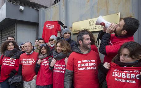 Redazione di Operai Contro, i sindacalisti della triplice padronale non sanno più che inventare per tentare di nascondere che firmano il licenziamento dei lavoratori. Siamo passati dall’autolicenziamento dell’AST di Terni, all’esodo volontario dei lavoratori di Meridiana. Esodo ricorda la fuga degli ebrei dall’Egitto Esodi ha il sapore di fuga dei lavoratori da Meridiana. La realtà è che 1634 lavoratori sono licenziati E’ stato firmato al ministero del Lavoro l’accordo per gli esodi volontari in Meridiana. Lo riferiscono fonti sindacali. E’ la ratifica del pre-accordo firmato la notte tra il 23 e il 24 dicembre. Mentre sta per iniziare il […]