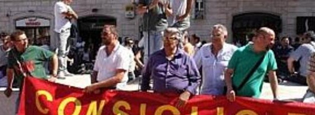 Redazione  di operai contro, noi operai dell’AST siamo trattati come i tonni quando vengono catturati. Riceviamo mazzate dal padrone, dal governo, dai sindacalisti nazionali, dalle RSU locali. Ora non sanno come fare. La richiesta di autolicenziamento sono superiori agli esuberi richiesti dal padrone. In ogni caso i sindacalisti non hanno ancora il coraggio di dire che hanno firmato l’accordo con il padrone. Vi invio la cronaca del messaggero Un operaio dell’AST Terni – E’ in corso l’ennesimo vertice al Mise sulla ristrutturazione delle acciaierie ternane. Per tutti la speranza che sia l’ultimo incontro e che si firmi l’accordo.Trattativa ancora […]