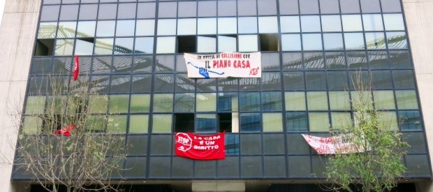 Redazione di Operai Contro, la lotta per casa continua Un occupante di Bologna dal Fattoquotidiano Ancora una occupazione a Bologna: ben 280 persone, supportate dal collettivo Social Log, che si batte per il diritto alla casa, hanno occupato un edificio in via Fioravanti 27, davanti ai nuovi uffici del Comune di Bologna, in piazza Liber Paradisus.  E’ l’ex sede della Telecom, ora di proprietà di un fondo immobiliare, inutilizzata da 12 anni, su cui dal 4 dicembre sventola lo striscione “Stop sgomberi, la casa è un diritto”. 76 famiglie con 103 minori a carico, tra i 40 giorni e […]