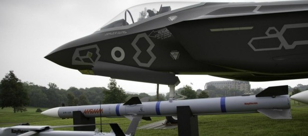 Redazione di Operai Contro, i generali italiani,  hanno già ricevuto dal Parlamento un generosissimo buono-acquisto con il quale potranno comprare tutto ciò che vogliono. La legge di stabilità 2015 prevede infatti per l’anno venturo quasi 18 miliardi di spese militari, di cui oltre 5 miliardi per l’acquisito di nuovi armamenti: le stesse cifre del 2014, limate solo di poche centinaia di milioni. Nel 2015 il ministero della Pinotti disporrà per le forze armate – Carabinieri esclusi – di 14 miliardi di fondi propri, dei quali oltre 10 per il personale (in lieve aumento rispetto al 2014), poco più di un […]