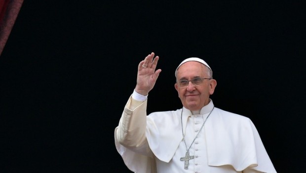 Redazione di Operai Contro, non è solo Renzi ad usare Twitter. Francesco il vescovo di Roma preannuncia ciò che dirà con Twitter CITTA’ DEL VATICANO – Si è affacciato dalla loggia della Basilica di San Pietro davanti a centomila fedeli. C’era grande attesa per la benedizione solenne ‘Urbi et Orbi’ di papa Francesco. “Cari fratelli e sorelle, buon Natale”, ha detto alla folla, in mondovisione. Accanto due cardinali diaconi, l’anziano Franc Rodè e l’attuale prefetto della Congregazione della Dottrina della Fede, Gerhard Ludwig Muller. Alla Vigilia Francesco ha invocato tenerezza, una parola pronunciata molte altre volte, anche nella messa […]