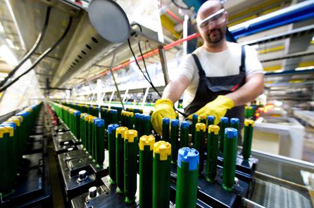 Redazione di Operai Contro, la Confindustria stima che in totale, tra disoccupati, part-time involontari, scoraggiati e quanti in attesa di una risposta “sono 8 milioni e 600 mila le persone a cui, in un modo o nell’altro, manca lavoro” La Confindustria dimentica gli operai in Cassa integrazione, in attesa di essere licenziati definitivamente In realtà in Italia i disoccupati sono più di 9 milioni L’associazione dei padroni, smentisce i dati addomesticati dell’ISTAT sulla disoccupazione L’associazione dei padroni ci avverte che nel 2015 la disoccupazione aumenterà Altro che ripresa Gli operai sfruttati dai padroni quando c’è da realizzare profitti, vengono licenziati […]