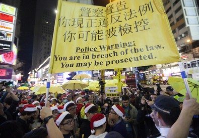 HONG KONG, 25 DIC – Dodici persone sono state arrestate giovedì a Hong Kong nel corso di scontri fra polizia e manifestanti pro-democrazia. Centinaia di persone erano scese in strada, per la prima volta dopo lo smantellamento dei presidi in centro la settimana scorsa, con uno striscione che diceva “Vogliamo un vero suffragio universale”. La polizia li ha caricati con manganelli e spray urticanti. Dieci uomini e due donne fra i 13 e i 43 anni sono stati arrestati. Due poliziotti sono rimasti feriti. I militari che governano la Cina a favore dei padroni non hanno pace Milioni di […]