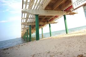 Redazione, per gli operai non c’è pace neanche a Natale. CAGLIARI – Erano impegnati in operazioni di carico e scarico da una nave. Poi la perdita d’equilibrio e il volo in acqua, in una zona di secca, battendo la testa: uno è morto in ospedale, il secondo ha riportato un trauma cranico.Incidente sul lavoro ieri notte ad Assemini, nel cagliaritano: un operaio di circa 44 anni ha perso la vita dopo il trasporto in ospedale, il secondo è stato ricoverato e le sue condizioni non dovrebbero essere gravi. L’incidente si è verificato intorno alle 22. Gli operai, dipendenti di […]