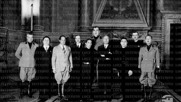 Redazione di Operai Contro, l’aggravarsi della crisi spinge lo stato borghese ad intervenire. L’ultimo decreto sull’ILVA del governo Renzi non fa altro che proseguire l’azione dei precedenti governi per salvare le banche e i padroni. Gli imbecilli di Forza Italia urlano: con il decreto Ilva c’è il “ritorno pieno dello statalismo da socialismo reale”. Quante Ilva ci saranno? Uno, cento, mille: ci scommetteremmo”, conclude. Sono imbecilli e ignoranti. L’intervento dello stato nell’economia è una caratteristica dell’intervento statale per salvare i capitali dei padroni nei periodi di crisi Riportiamo da Wikipedia http://it.wikipedia.org/wiki/IRI L’IRI – acronimo di Istituto per la Ricostruzione Industriale […]