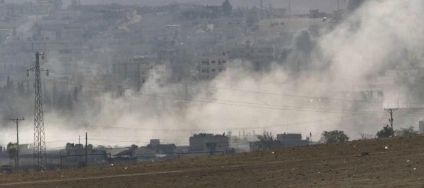 Redazione di Operai Contro, a Damasco 80 paesi partecipano alla conferenza sulla guerra al terrorismo.  I peggiori terroristi con i più sanguinari dittatori del mondo siederanno allo stesso tavolo e prenderanno accordi per ammazzare. In primo piano la partecipazione degli assassini USA e Russi e del sanguinario dittatore Siriano Assad. Kobane, passerà alla storia come la città dei mercenari. Mercenari Kurdi, Mercenari Israeliani, mercenari turki, mercenari americani, mercenari russi, tutti uniti sotto la bandiera del crociato Obama. Intanto ogni giorno bombardieri USA, Inglesi, Francesi, Russi, scaricano tonnellate di bombe contro i combattenti dell’ISIS Riporto una cronaca del fatto quotidiano […]