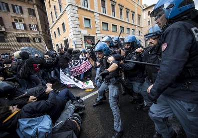 Redazione, vi invio una cronaca della giornata di ieri LE PROTESTE CONTRO IL JOBS ACT – Intanto nel pomeriggio a Roma si sono registrati momenti di tensione al corteo contro il Jobs act con cariche sui manifestanti. Secondo quanto si è appreso da fonti polizia, si è trattato di un “intervento di contenimento” dopo diversi tentativi da parte dei manifestanti di forzare i cordoni delle forze dell’ordine. La carica di alleggerimento è avvenuta su via delle Botteghe Oscure. Secondo gli organizzatori del corteo ci sarebbero almeno tre feriti fra i manifestanti. Si tratterebbe di due studenti di Napoli e di un precario. […]