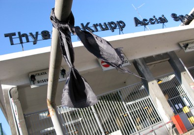 Redazione, Sette anni fa,nella notte fra il 5 e il 6 dicembre, sette operai della Thyssenkrupp furono trasformati in  sette torce umane. Morirono tutti, ma non subito: per qualcuno furono giorni, per altri settimane di straziante agonia. E’ la tragedia della vita degli operai Qualcuno disse “mai più”, ma da allora niente è cambiato I padroni della Thyssenkrupp furono assolti Oggi i sindacati a Terni hanno fatto un’altro regalo ai padroni della Thyssenkrupp Il caso Thyssenkrupp è diventato il simbolo di ciò che può accadere agli operai. I magistrati della procura di Torino promisero una condanna esemplare. La Corte […]