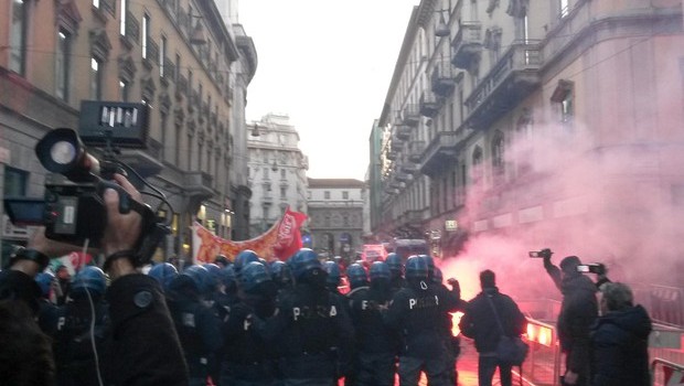 Redazione di Operai Contro, le cariche della polizia hanno aperto la stagione del Teatro alla Scala Poca la cultura, abbondanti le manganellate Intorno alla ‘zona rossa’ era già stata vietata la circolazione in via S.Margherita, in via Verdi e in via Manzoni fino a piazza Cavour. Qualche timore c’è anche per l’arrivo di esponenti anarchici e No Tav diretti ad altre manifestazioni, e per possibili cortei estemporanei dalle periferie. Il dispositivo di ordine pubblico è pronto però anche a seguire eventuali azioni improvvise. Cronaca del corriere La diretta video dal backstage della prima Oggi per l’ultima volta Daniel Barenboim […]