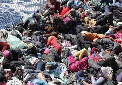 Redazione di Operai Contro, la ferocia dei padroni italiani e dei loro politici Diciassette migranti che erano a bordo di un gommone in navigazione dalla Libia verso l’Italia sono morti per disidratazione e ipotermia. Un Senegalese