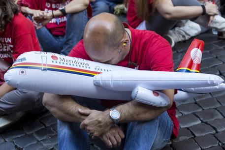 Redazione di Operai Contro, Al momento sono circa 200 i moduli di “non opposizione al licenziamento” compilati e inviati negli uffici della Compagnia a Olbia. Gli esuberi sono 1634, restano altri 1434 licenziamenti I sindacalisti nazionali di UIL, CISL, USB, FILT-CGIL  firmano senza tener conto dei lavoratori. “Le limitazioni imposte a questi tavoli hanno come unico effetto quello di allontanare dal tavolo le Rsa che rappresentano i lavoratori. C’è il rischio che la delegazione presente al tavolo non tenga conto del mandato espresso dalle Rsa” spiega Gianluca Budani, Rsa Filt Cgil. “Per Meridiana Fly siamo dodici Rsa – continua […]