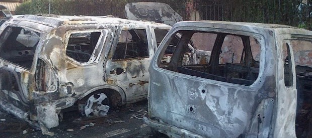 dal fatto quotidiano Sale la tensione sul caso Meridiana. Durante la notte si è verificato un attentato incendiario a Olbia contro due donne dirigenti della compagnia, in prima fila nella vertenza tra azienda e lavoratori. Qualcuno ha dato alle fiamme la Peugeot 508 aziendale di Micaela Picciolini, responsabile della gestione del personale, e la Fiat 500 di Rosa Iandolo, che cura gli Affari generali. Sull’episodio indagano polizia e carabinieri. Al momento la principale ipotesi investigativa è che l’accaduto sia legato alla difficile trattativa sui1.634 licenziamenti decisi dal gruppo. Anche perché La Picciolini è la diretta collaboratrice del responsabile del personale, Paolo Carcone, diretto […]