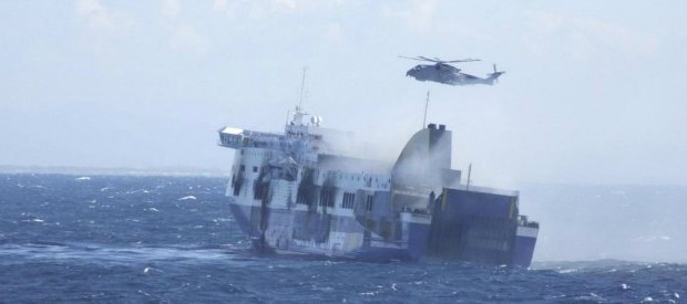 Cari amici di Operai Contro, rivelando che all’appello mancano 38 persone, un giornale greco ha rotto le uova nel paniere a Renzi e soci, che volevano speculare sulla tragedia del Norman Atlantic, per millantare l’efficientismo di regime! Non bisognava essere geni per scoprire che tra il numero di quanti si sono imbarcati e i superstiti più i morti e i dispersi ufficiali, i conti non tornano. Eppure in televisione il ministro della difesa, signora Pinotto, affiancata da una mezza dozzina di alti ufficiali di marina in divisa, dichiaravano la situazione sotto controllo. Lupi giocava a nascondino con le sue […]