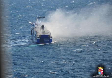 Redazione di Operai Contro, avete fatto bene a denunciare il bavoso che dall’Albania lodava l’efficienza del governo italiano. I morti sono 11 e 179 i dispersi. Una nuova vittoria di Renzi e del Pd. Un saluto da un affezionato lettore ANSA E’ giallo sui 179 dispersi che non risultano all’appello dopo il rogo e le operazioni di salvataggio sulla Norman Atlantic. Il bilancio provvisorio della tragedia è di 11 vittime, tra cui tre camionisti napoletani. Ieri sera è giunta al porto Brindisi la nave San Giorgio, con a bordo circa 200 persone. Dopo lo sbarco, i passeggeri sono stati […]