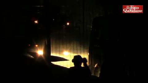 Redazione di Operai Contro, I NoTav hanno marciato ieri pomeriggio nelle vicinanze del cantiere dell’alta velocità di Chiomonte. Davanti a un cancello del cantiere è iniziata una battitura delle reti La polizia ha risposto prima con idranti e poi ha disperso i manifestanti con i gas lacrimogeni. Gli attivisti manifestavano per ricordare gli scontri avvenuti a Venaus l’8 dicembre 2005. Nel pomeriggio di ieri, sempre nell’ambito delle mobilitazioni NoTav, alcuni attivisti hanno bloccato le statale 24 all’altezza di Chiomonte. Nuove proteste si aspettano per il 17, giorno in cui dovrebbe essere emessa la sentenza per i quattro NoTav accusati […]