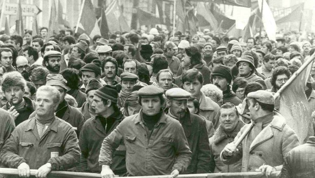 Operai: Ritengo inutile fare l’elenco di tutti i soprusi che quotidianamente subiamo nelle fabbriche e sul territorio sotto la dittatura economica capitalista in quanto sono sotto gli occhi di tutti gli sfruttati. I padroni utilizzano una sovrastruttura asservita, corrotta e illegale, per perpetrare il proprio dominio sugli schiavi salariati; un parlamento eletto con una legge elettorale dichiarata fuori legge dalla stessa giustizia borghese, un parlamento fuori legge che elegge per la seconda volta un presidente della repubblica, un presidente che consiglia e avvalla riforme contro gli operai, che ha il coraggio di chiedere una convivenza pacifica tra sfruttati e […]