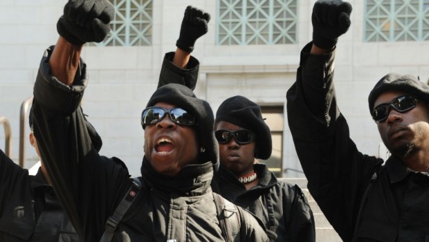 Redazione di Operai contro, dopo le ultime sentenze dei tribunali USA, che hanno reso legale l’assassinio dei neri, un nuovo omicidio della polizia. Un giovane nero di 18 anni è stato ucciso da un agente a colpi di pistola a St. Louis, nel Missouri, poco dopo l’una di questa mattina davanti ad un distributore di benzina. Lo riportano i media internazionali. Secondo quanto scrive un quotidiano di St Louis “la vittima si chiamava Antonio Martin” e alcuni testimoni hanno detto che “sarebbe stato ucciso da un poliziotto”. Una folla di un centinaio di persone si è radunata davanti alla […]