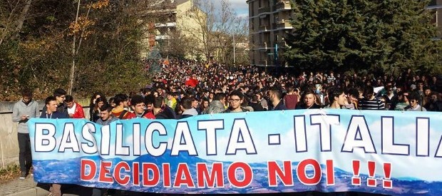 Redazione di Operai Contro, Il giorno 4 dicembre 10.000 persone hanno manifestato davanti al Palazzo  della regione Basilicata durante il Consiglio per decidere la proposta di  impugnazione dell’art 38 per bloccare le perforazioni petrolifere proposte  dal governo Renzi. Il Consiglio Regionale e’ stato seguito dai manifestanti fuori dal palazzo  con uno schermo gigante. La difficoltà dei politici filo petrolieri era  enorme. Pittella (PD) il Presidente della Regione apre il consiglio Regionale con  una frase pronunciata da Gianni Rosa (Fratelli d’Italia) a favore del  petrolio,frase pronunciata in passato. (Pittella voleva sostenere che se io sono un servo dei petrolieri lo sei anche tu). Rosa,perlomeno, ha votato  contro la […]