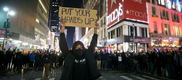 Redazione di Operai Contro, un altro uomo di colore disarmato, Rumain Brisbon, è stato ucciso martedì sera con due colpi di pistola da un agente di polizia a Phoenix, in Arizona. Si tratta dell’ennesimo caso, quest’anno, di un afroamericano innocente che muore dopo uno scontro con le forze dell’ordine e le proteste dei cittadini continuano in tutto il paese. La tensione è aumentata dopo la diffusione del video delle ultime ore di Eric Garner, anch’egli di colore, strangolato dagli agenti a Staten Island dopo una discussione, malgrado non fosse armato né aggressivo. Le immagini, agghiaccianti, hanno fatto il giro del mondo […]