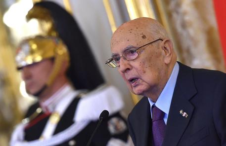 Redazione di Operai Contro, Napolitano ha affermato : “La prossima fine di quest’anno 2014  e l’imminente conclusione del mio mandato presidenziale inevitabilmente ci portano a svolgere alcune considerazioni sul periodo complesso e travagliato che stanno attraversando l’Italia, l’Europa e il mondo”. Presidente tutti ci chiediamo una sola cosa: quando? L’Italia – commenta il premier Matteo Renzi – non avrà alcun problema per l’elezione del prossimo presidente della Repubblica: “Credo che il Parlamento abbia imparato la lezione dell’aprile 2013 e riuscirà a fare quello che deve nei tempi stabiliti”. L’accordo tra il gangster Renzi e il pregiudicato Berlusconi vale ancora […]
