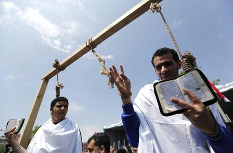 Redazione di Operai Contro, da oltre dieci anni l’esercito Pakistano è il vero detentore del potere Potere conquistato con la violenza e difeso con brutalità e assassini Da tempo si è formata in Pakistan una forza armata di resistenza: i talebani Pakistani Ora la guerra civile in Pakistan si caratterizza come guerra di rappresaglia. Ormai dalla seconda guerra mondiale i civili (donne, bambini, vecchi) sono il bersaglio Alle stragi dei militari, i talebani hanno risposto con  la rappresaglia contro la scuola dei figli dei militari I militari pachistani ordinano una ritorsione Il comandante dell’esercito pachistano, generale Raheel Sharif, ha […]