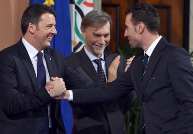 Caro Operai Contro, fanno e disfano tutto loro, a noi continuano a farci i predicozzi di stare buoni, mentre ci fregano un’altra volta in nome delle riforme. Napolitano ha disapprovato anche i dissensi e gli scioperi contro il Jobs act. Con predicozzi ormai quotidiani, Napolitano e Renzi fanno anche pesare su di noi i loro scazzi fra cupole in famiglia. Vorrebbero differenziarsi dal mondo che rappresentano, distinguersi dalle mele marce, ma il frutteto che ci propongono è stramarcito, con le loro connivenze legali e non, con leggi, norme, regole e protezioni, fatte da loro, dal mondo che provengono e […]