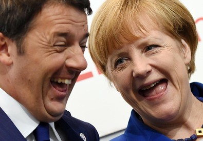 Redazione, da Il corriere della sera del 3 febbraio apprendiamo che Renzi ha voluto ancora una volta rendersi ridicolo agli occhi del paese e del mondo intero arrivando a sostenere senza prove che l’Italia è divenuta uno dei due paesi guida dell’ Europa. L’altro paese guida è la Germania che Renzi vede indebolita nella figura della cancelliera Angela Merkel. Inizialmente con questa presa di posizione un lettore potrebbe pensare che l’Italia è alla guida dell’ Europa con la Germania. L’evidenza è però un’ altra: nessuno in Europa si preoccupa delle problematiche italiane e nessuno in Europa sembra interessato in […]