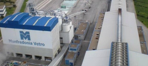 Redazione di Operai Contro, Se gli operai scioperano , niente cassa integrazione per i 200 operai della Sangalli Vetro Manfredonia più i 200 dell’indotto, produttore di primo piano nel settore vetro in Italia. Dopo lo spegnimento del forno fusorio dello stabilimento, l’azienda aveva chiesto il ricorso all’ammortizzatore sociale straordinario. Ma poi, nell’incontro tra le parti del 22 dicembre, le cose sono andate diversamente. “La società ha vincolato la firma dell’accordo all’interruzione dello sciopero e non abbiamo accettato”, spiega Vittorio de Padova della RsuFilctem Cgil. I lavoratori sono in sciopero perché temono che la società, in difficoltà economiche e attraversata […]