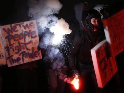 Redazione di Operai Contro, polizia e carabinieri hanno protetto il sollazzo di politici, VIP e mafiosi. I rompicoglioni di senza casa, disoccupati, operai, precari, NOTAV, hanno ascoltato il suono dei manganelli e delle cariche. Questa è democrazia. Quando padroni, politici, amministratori, mafiosi, si sollazzano con la lirica, nessuno deve disturbarli. Basta con operai, povertà e miseria Un operaio di Milano  La cronaca Avevano preannunciato una «Prima» di contestazioni, e così è stato: dalle 16.30 in poi, e soprattutto a spettacolo iniziato, si sono accese le contestazioni da parte di antagonisti ed esponenti dei centri sociali in piazza, tra fumogeni […]