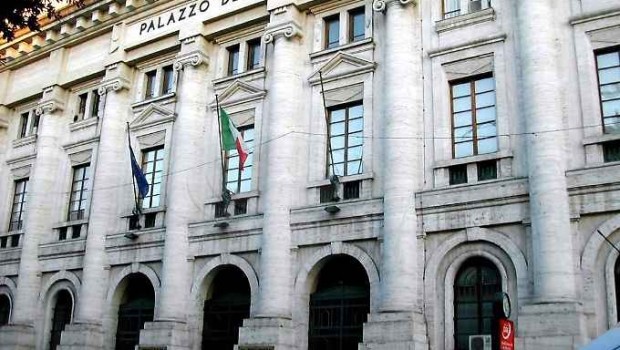 Redazione di Operai Contro, i licenziamenti a Terni non hanno fine. Dopo gli autolicenziamenti all’AST iniziano i licenziamenti ai dipendenti della Provincia Un lavoratore della Provincia di Terni I dipendenti della Provincia di Terni hanno deciso l’occupazione della sala del Consiglio di Palazzo Bazzani in protesta contro la riforma Delrio e il recente emendamento del governo sul dimezzamento delle spese per il personale delle Province. La decisione è arrivata al termine dell’assemblea che si è svolta venerdì 19 dicembre. L’occupazione è permanente in attesa delle evoluzioni e delle notizie che verranno da Roma. Contestualmente lavoratori, sindacati ed rsu hanno […]