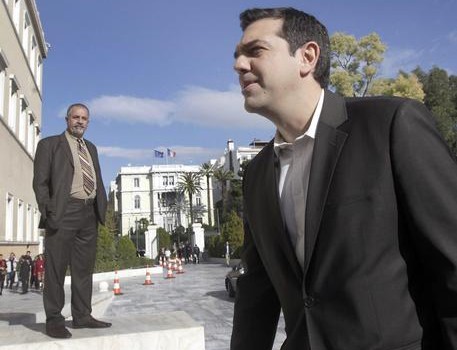 Redazione di Operai Contro, Fallisce al terzo ed ultimo turno l’elezione del presidente greco, e il premier Antonis Samaras propone elezioni politiche anticipate per il 25 gennaio. I padroni greci speravano che tutto filasse liscio In grecia non c’è il Pd, Matteo Renzi e giorgio Napolitano Borse Europa in ordine sparso, Milano -2%, Atene -9,3% Borse europee in ordine sparso dopo il flop del terzo turno per l’elezione del Capo dello Stato greco, con rischio di voto politico anticipato. Il calo interessa soprattutto le piazze periferiche, da Atene (-9,3%) a Milano (-2,32%) e Madrid (-1,3%). Più cauta Lisbona (-1,09%) […]