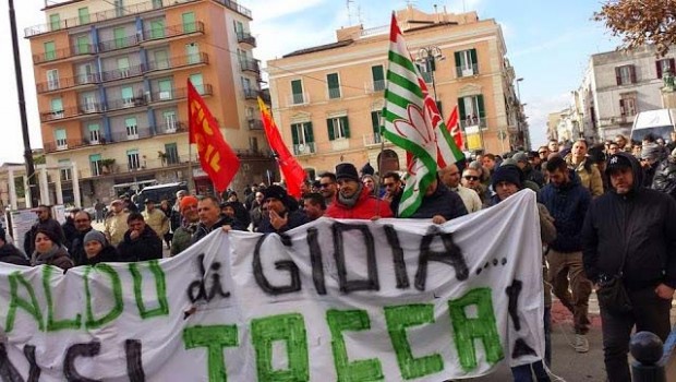 Redazione di Operai Contro, 197 licenziati, di cui 150 operai, dal prossimo 10 aprile. L’Ansaldo chiude lo stabilimento di Gioia del Colle e mette sulla strada tutti i dipendenti. La ragione? Altrove i margini di sfruttamento possibili sono più alti che in Italia. Dice l’Ansaldo: a Gioia del Colle un operaio “costa” 38 euro all’ora, invece in Romania, per esempio, appena 10 euro. L’intenzione dell’Ansaldo di delocalizzare è emersa nel corso della conferenza stampa organizzata dai sindacati in fabbrica. I sindacati sapevano quello che l’Ansaldo aveva deciso e organizzato da tempo. Avevano taciuto, corresponsabili dei programmi dei padroni. Oggi, […]