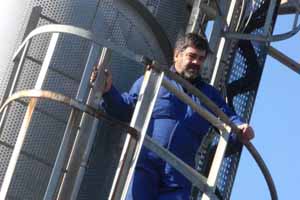 redazione di Operai Contro NELLE SALE DA GIOVEDÌ 26 FEBBRAIO IL NUOVO FILM DI FELICE FARINA DAL LIBRO DI ENRICO DEAGLIO Con Francesco Pannofino, Roberto Citran, Carlo Giuseppe Gabardini 30 anni della nostra storia visti da 60 metri di altezza È stato uno dei film italiani più applauditi all’ultimo Festival di Venezia, con un’ottima accoglienza in proiezione stampa e l’ovazione commossa del pubblico nelle proiezioni ufficiali. Ora PATRIA di Felice Farina arriva nelle sale italiane, giovedì 26 febbraio, distribuito da Istituto Luce-Cinecittà. Presentato in prima mondiale alle Giornate degli Autori/Venice Days, Patria è liberamente ispirato all’omonimo libro di Enrico […]