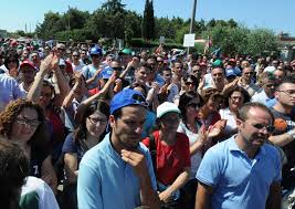 Redazione di operai Contro , noi operai della Natuzzi siamo come i gatti chiusi in un sacco. Natuzzi ci mena legnate. Ogni tanto i sindacalisti aprono il sacco per vedere quanti  sono i gatti morti. A distanza di poco più di un mese dalla fine di ogni possibilità di ammortizzatore sociale per i 330 lavoratori messi in mobilità, l’azienda ha avanzato una proposta che vedrebbe la ricollocazione nello stabilimento di Ginosa di circa un centinaio di lavoratori nell’arco di 18 mesi. Sono anni che va avanti questo gioco tra padroni e sindacalisti. Al solito i sindacalisti e il padrone parlano della Newco a […]