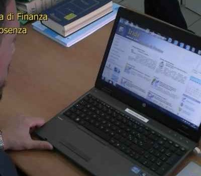 Redazione di Operai Contro, sono un assiduo lettore di questo giornale, spesso denunciate le condizioni di schiavitù in cui vivono gli operai agricoli. I braccianti  vivono la condizione nelle campagne della sicilia, nel foggiano, nella piana di Castel Volturno e via salendo fino alle colture di Saluzzo e le valli trentine delle mele. Pagati una miseria, a nero, senza ferie, malattia o infortunio. Schiavi liberi di morire di fame! Siete l’unico giornale che parla senza mediazioni di questa condizione. Allego il collegamento ad un articolo che denuncia ” l’assistenzialismo” dell’INPS a padroni grandi e piccoli, che qualche volta vengono […]