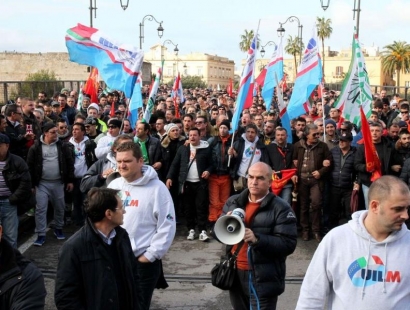 DALLA GAZZETTA DEL MEZZOGIORNO TARANTO – E’ ripresa oggi, con un blocco stradale sulla statale 106, all’ingresso di Taranto, la mobilitazione dei lavoratori dell’indotto Ilva che non percepiscono da mesi lo stipendio e chiedono garanzie per l’ occupazione. Operai e rappresentanti sindacali si sono ritrovati sotto la sede del Municipio dove prosegue l’occupazione simbolica dell’aula del consiglio e hanno deciso di attuare una nuova forma di protesta. Un corteo partito dal municipio ha attraversato la città vecchia e si è diretto verso la statale 106, dove ora è interdetto il traffico veicolare e viene impedito l’ingresso delle autobotti nella […]