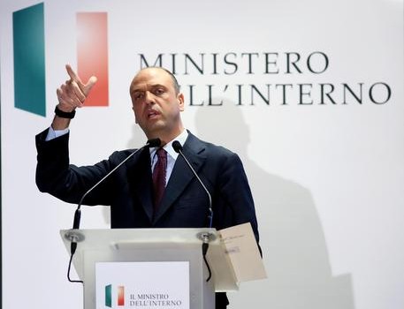 Redazione di Operai Contro, il Mediterraneo è una tomba liquida dei migranti. Tutti riconoscono che nel Mediterraneo è avvenuta una strage di migranti Per i sopravvissuti si aprivano le porte dei campi di concentramento Ma ad Alfano non bastava “Saremo durissimi”, ha annunciato il ministro dell’Interno, Angelino Alfano, in una conferenza stampa al Viminale, dove ha fornito la lista aggiornata dei foreign fighters ‘nostrani’: sono saliti a 59, di cui 5 con passaporto italiano e due dalla doppia nazionalità. E i sospetti jihadisti tenuti d’occhio “sono molti più dei cento” di cui hanno dato conto alcuni media. Il pericolo […]