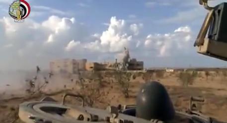 Redazione di Operai Contro, la terza guerra mondiale si espande. dall’ANSA Un’ondata di attacchi coordinati con colpi di mortaio e autobomba ha causato oggi almeno una trentina di morti e decine di feriti, quasi tutti uomini fra le forze di sicurezza egiziane, in una delle giornate più sanguinose vissute nel turbolento Sinai settentrionale fin dalla svolta politica che ha portato al potere al Cairo l’ex generale Abdel Fattah al-Sisi. Ad essere colpiti è stata di nuovo Sheikh Zuwaid, dove risultano essere stati centrati una decina di obiettivi, oltre alle località di Arish e della parte egiziana di Rafah, al […]