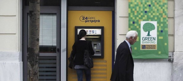 Redazione di Operai Contro, i Greci si preparano alla guerra civile. Ad Atene è scattata la corsa al bancomat. Il nuovo anno è iniziato con i numeri sconcertanti di dicembre, quando i cittadini ellenici hanno ritirato dai propri conti correnti ben 2,5 miliardi di euro e non per il cenone di Natale. Bensì per il timore che le elezioni anticipate possano portare nuova instabilità e una conseguente scarsezza di contante con una nuova crisi di liquidità. Ad allarmare il Paese ci aveva pensato prima delle feste il governatore della Banca di Grecia, l’ex ministro delle Finanze Ioannis Stournaras, che […]
