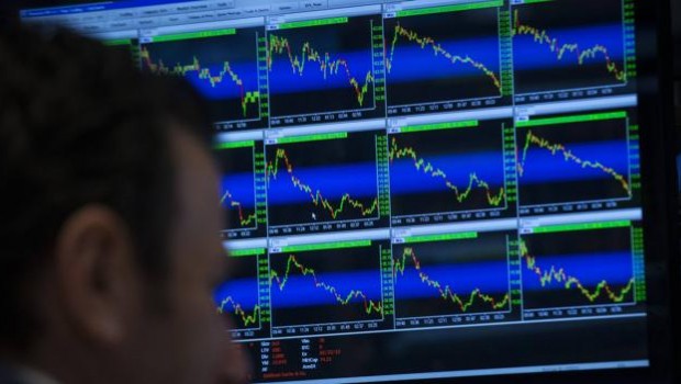 Redazione, i padroni hanno paura di giocare nelle loro bische: oggi l’indice principale della Borsa di Atene ha accusato il colpo: -9,24%, che sommato al -7% delle due sedute precedenti porta la temperatura a -16. A prendere la mazzata più pesante, mercoledì, sono stati i titoli bancari: Alpha Bank -26,7%, Eurobank Ergasias -26%, National Bank -25,5%, Piraeus Bank -29,3%. Da inizio settimana l’indice di settore ha segnato un pesantissimo -39,5%, andando a segnare nuovi minimi. Cosa dovrebbero temere gli operai? Occorre chiudere questi bordelli dei padroni. Gli operai devono prepararsi alla guerra contro i padroni Un operaio greco