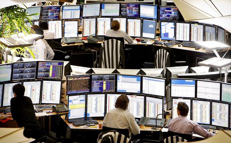 Redazione, avete ragione le bische dei padroni vanno male La terza guerra mondiale avanza Ancora una volta è una guerra del petrolio vi invio una cronaca Un lettore ANSA Avvio nervoso per le borse europee che falliscono il rimbalzo e oscillano attorno alla parità mentre il petrolio continua a scendere e restano le preoccupazioni sulla Grecia. A Londra il brent aggiorna i minimi dal 2009 perdendo l’1,79% a 52,16 dollari al barile mentre il Wti cede l’1,58% a 49,25 dollari. Milano cede lo 0,5% appesantita dall’Eni (-1,2%). In rosso anche Madrid (-0,50%), Parigi (-0,14%) e Londra (-0,14%) mentre Francoforte […]