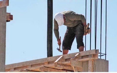 Redazione, Un operaio romeno di 39 anni è precipitato dal tetto di un capannone della ditta dove lavora in via Salaria a Roma. L’uomo, impegnato in un intervento di riparazione sul tetto del magazzino, è caduto per cause ancora da chiarire da un’altezza di cinque metri. Soccorso con l’eliambulanza è stato ricoverato in codice rosso al Policlinico Gemelli. Ma poche ore dopo è deceduto. Un operaio di Roma