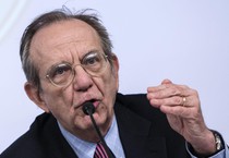 Redazione, Padoan è un credente. Da 11 mesi ci annuncia che la crisi finirà “La recessione purtroppo c’è in Italia da tre anni, nel 2014 si è affievolita nel 2015 scomparirà”. Lo ha detto il ministro dell’Economia, Pier Carlo Padoan, arrivando a Strasburgo. “Continuo a credere – ha aggiunto – che il futuro sarà molto migliore”. “La disoccupazione – ha aggiunto Padoan – è cresciuta e questo è un dato che avviene normalmente: la disoccupazione segue sempre l’andamento della crescita, in tutti i sensi. La crescita riprenderà e l’occupazione aumenterà nei prossimi mesi. Credo che con i vincoli imposti […]